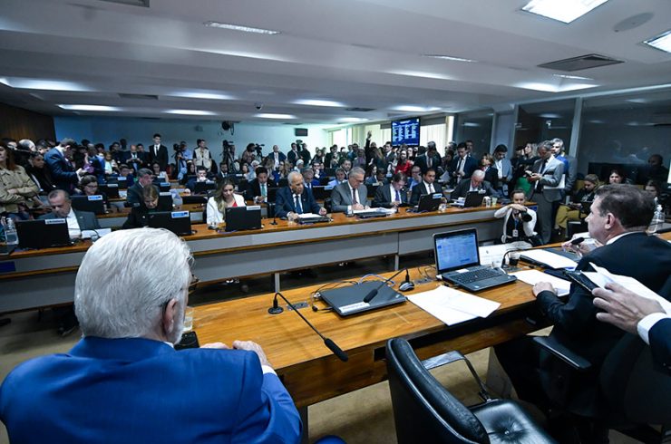 Comissão de Assuntos Econômicos (CAE) realiza reunião com 15 itens. Na pauta votação em turno suplementar do PL 334/2023, que prorroga por quatro anos a desoneração na folha de pagamentos de vários setores da economia.

À mesa:
vice-presidente da CAE, senador Angelo Coronel (PSD-BA);
presidente da CAE, senador Vanderlan Cardoso (PSD-GO);
líder do governo no Senado Federal, senador Jaques Wagner (PT-BA).

Bancada:
senador Rogerio Marinho (PL-RN); 
senadora Tereza Cristina (PP-MS); 
senadora Augusta Brito (PT-CE); 
senador Oriovisto Guimarães (Podemos-PR); 
senador Renan Calheiros (MDB-AL); 
senador Cid Gomes (PDT-CE); 
senador Weverton (PDT-MA);
senador Otto Alencar (PSD-BA).

Foto: Geraldo Magela/Agência Senado