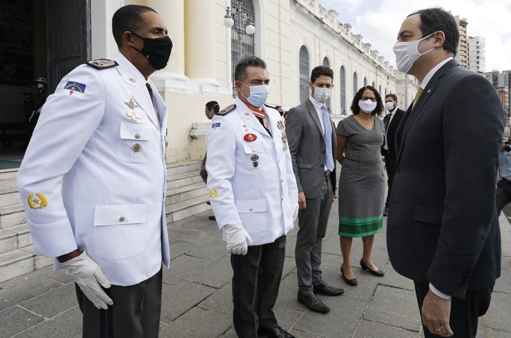 Governador Paulo Camara durante posse do novo comandante da Policia Militar Cel Roberto de Santana01 (1)